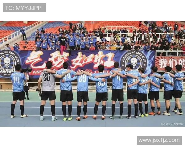 足球明星亲自赠送球迷球衣传递温暖与激情的感人瞬间