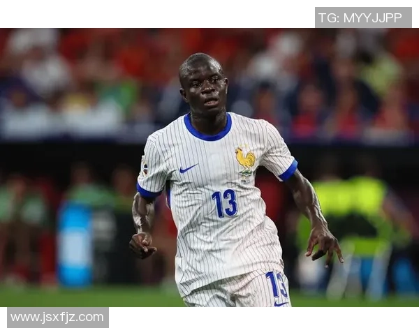 足球明星帅哥穿西服的魅力瞬间展现时尚与运动的完美结合